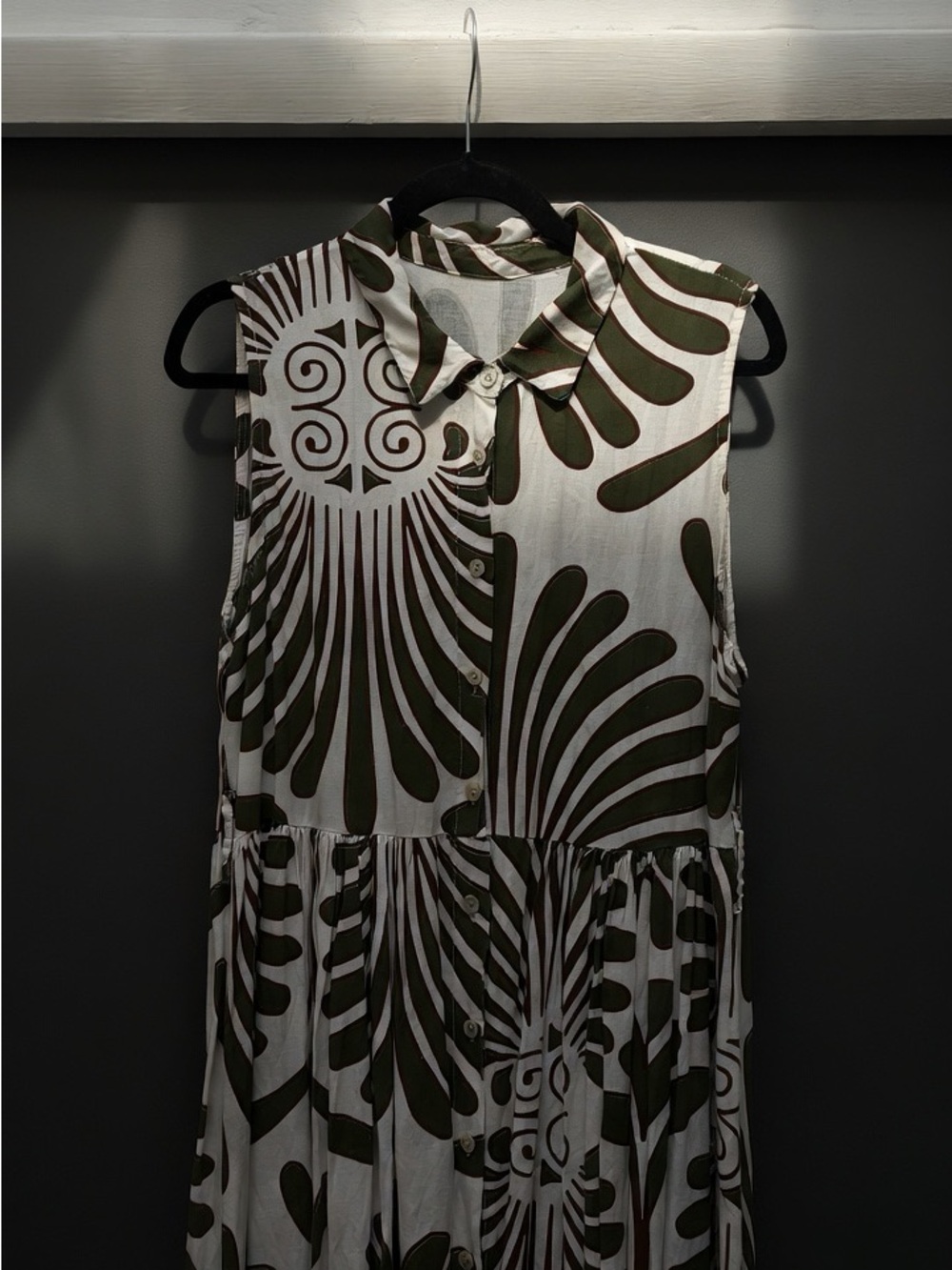 Sleeveless maxi Lagenlook, bold olive botanical print - Picture 4 of 5